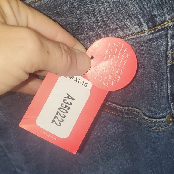 0608 Spanx Distressed Denim Skinny Jeans - Picture 8 of 8